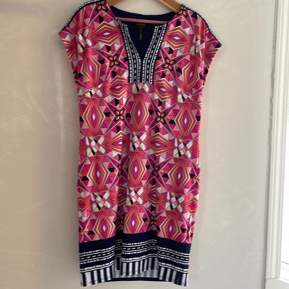 laundry by Shelli Segal. Pink geometric pattern dress with split neck. Size XS.